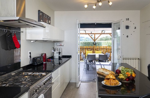 Benejacq Villa | ★Maison des Pics ★ Villa 10-12pers ★ Piscine ★ Vue