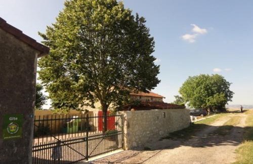 Charroux Casa | Maison en pierres rénovée avec cour close et terrasse privée, animaux admis, parking, Wi-Fi - FR-1-489-271