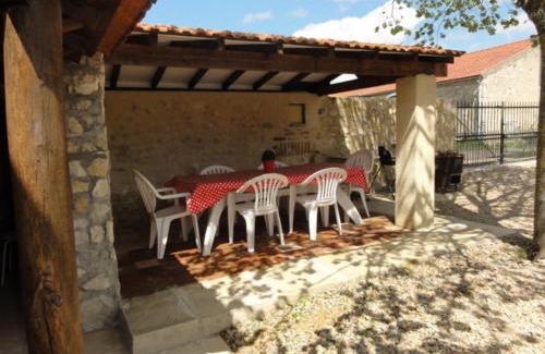 Charroux Casa | Maison en pierres rénovée avec cour close et terrasse privée, animaux admis, parking, Wi-Fi - FR-1-489-271