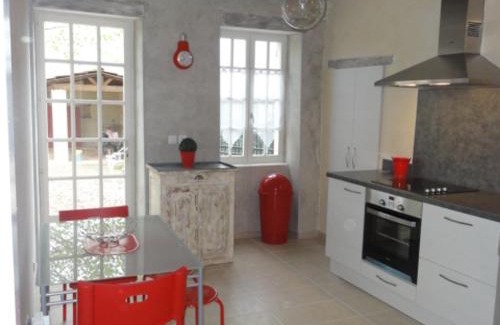 Charroux Casa | Maison en pierres rénovée avec cour close et terrasse privée, animaux admis, parking, Wi-Fi - FR-1-489-271