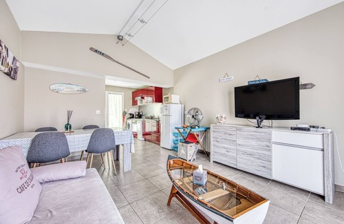 Ares Casa | Maison Escapades Marines – Terraza y confort en el corazón del pueblo