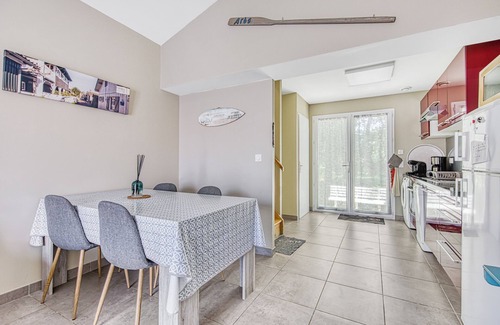 Ares Casa | Maison Escapades Marines – Terraza y confort en el corazón del pueblo