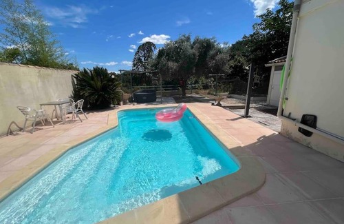 Uchaud Apartamento | Maison Gardoise de 1975 au calme,billard, jacuzzi,