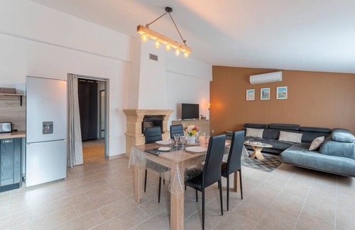 Beaucaire Casa | Maison Marquet, aire acondicionado y jardín compartido".