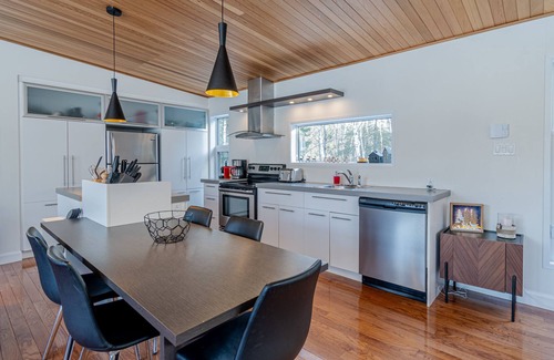 Saint-Tite-des-Caps Cabaña | MAISON OSLO – Toit-terrasse - rivière, spa et sauna