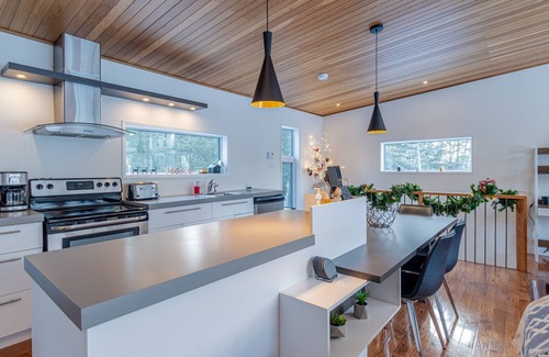 Saint-Tite-des-Caps Cabaña | MAISON OSLO – Toit-terrasse - rivière, spa et sauna