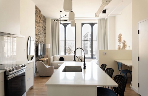 Old Montreal Apartamento | Maison Place Jacques-Cartier by Luxury In Transit