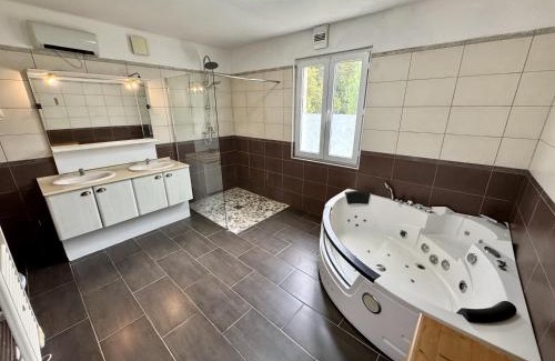 Saint-Just-Sauvage Casa | Maison Sauvage - Balnéo & Espace Fitness