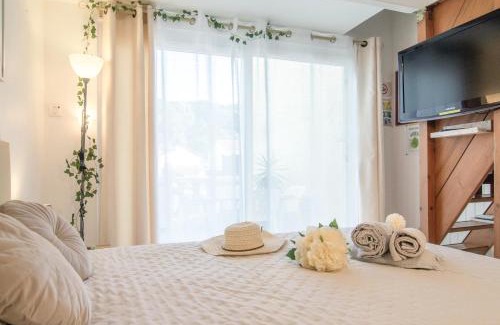 Villeneuve-Loubet Apartamento | Maisonnette très appréciée entre Mer et Nature Climatisée avec Cuisine Terrasse Parking