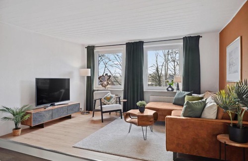 Moelln Apartamento | MAISUITES Sperling - Zentrale Ferienwohnung mit Boxspringbett, Kaffeevollautomat, WLAN & seitlichem Seeblick