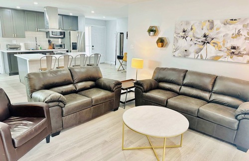 West University Casa | Majestic Reno Villa|/4Bedrooms/Sleeps14