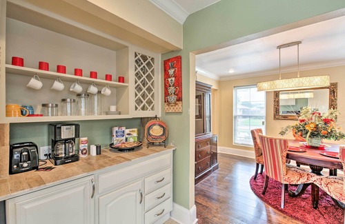 Read Boulevard East Casa | 'Major Manor' Nueva Orleans House w / Deck & Pool!