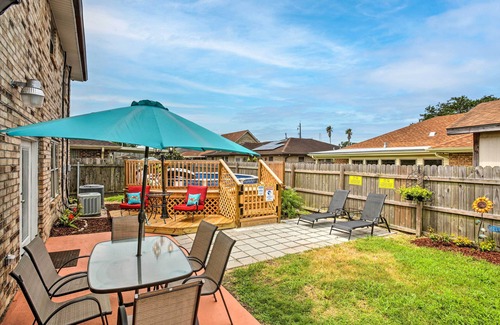 Read Boulevard East Casa | 'Major Manor' Nueva Orleans House w / Deck & Pool!