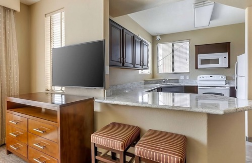 North Scottsdale Hotel | Make Your Trip More Enjoyable! Outdoor Pool, Kitchen, Onsite Parking!