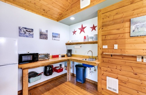 Maple Falls Cabina | ¡Crea recuerdos duraderos mientras disfrutas de esta experiencia de glamping única!
