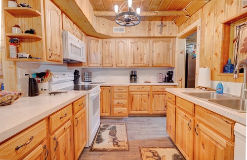 Island Park Cabina | Mama Bear's Kozy Kabin Nestled in Beautiful Island Park, Idaho