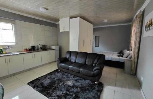 Newcastle Apartamento | Mama R's Budget-friendly BACKROOM 1