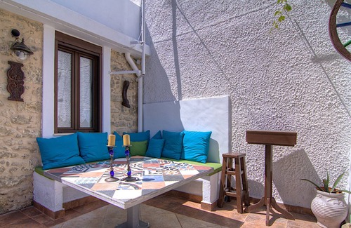 Chromonastiri Casa | Mamis Mansion! Terraza con jacuzzi con excelentes vistas al mar, a poca distancia de la taberna.