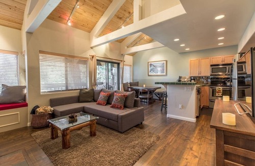 Majestic Pines Condominio | Majestic Mammoth - Vistas grandes, espacio abierto luminoso, Self Check-in, 1 / 2mi para ascensores