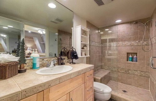 Majestic Pines Condominio | Majestic Mammoth - Vistas grandes, espacio abierto luminoso, Self Check-in, 1 / 2mi para ascensores