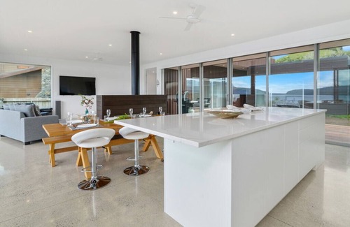 Lake Tarawera Cabaña | Mana Sarovar - Casa de vacaciones de diseño en el lago Tarawera
