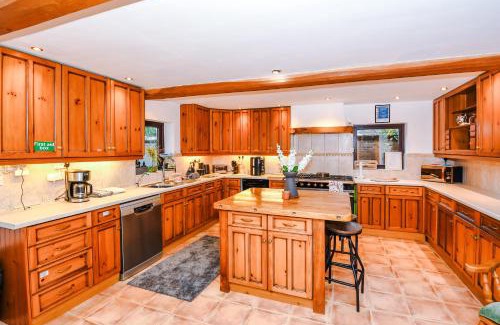 Louth Casa | Manby Louth 5BR Home 3Bath Parking WiFi