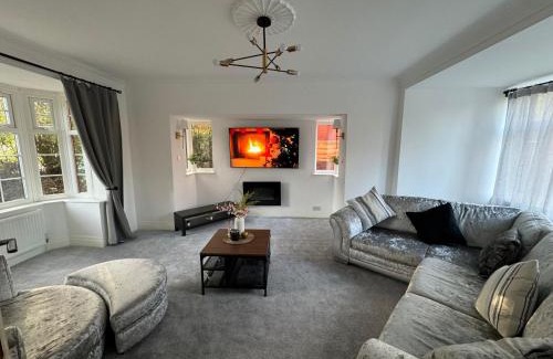Offerton Casa | Manchester City Oasis - Spacious 5 Bedroom House