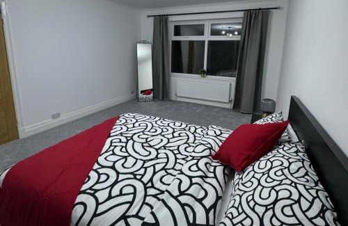 Offerton Casa | Manchester City Oasis - Spacious 5 Bedroom House