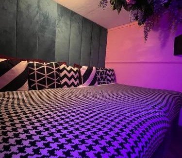 Manchester City Centre Apartamento | Manchester's ONLY private party suite for 12 with Makeup Room