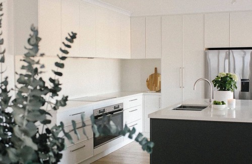 Dudley Park Casa | Mandurah Canal House, a modern 3-bedroom coastal retreat for up to 6 guests.