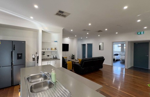 Dudley Park Casa | Mandurah Four Bedroom Guesthouse