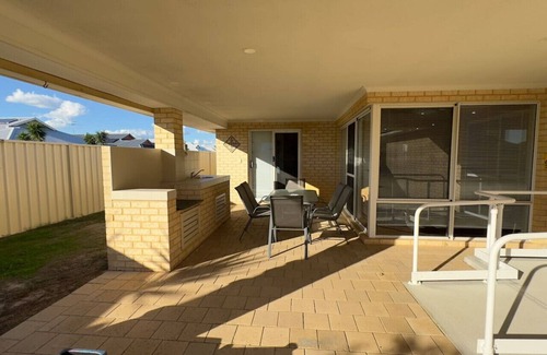 Dudley Park Casa | Mandurah Four Bedroom Guesthouse