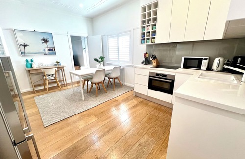 Manly Apartamento | Manly Beach Oasis- 2 BR cerca de la playa, cafeterías, restaurantes, bares, tiendas, estacionamiento