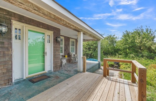 Willoughby Spit Cabaña | Manor and Mutts #2 (3-Bedroom Cottage) - Pets Allowed by RedAwning