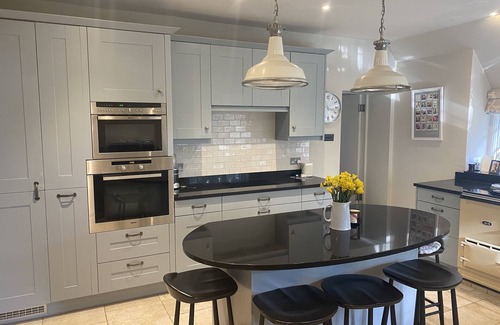 Fishbourne Casa | Manor House with pool and tennis court