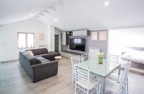 Luino Apartamento | Mansarda in centro - Relax a due passi dal Lago Maggiore