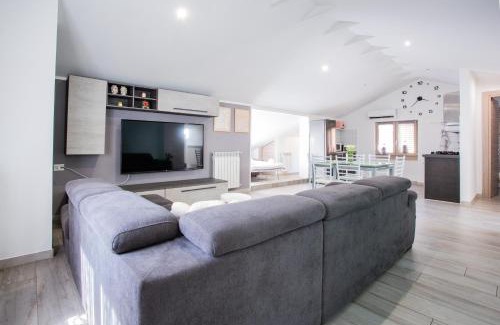 Luino Apartamento | Mansarda in centro - Relax a due passi dal Lago Maggiore