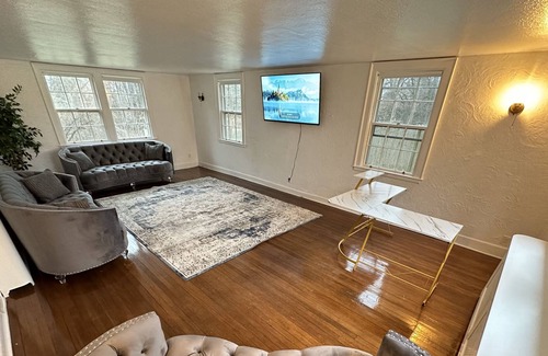 Albany Casa | Mansion in Albany 7minutes to Downtown Albany