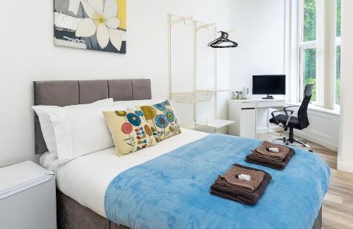 Wakefield Casa | Manygates House by Alt-Stay - Wakefield Budget Friendly Contractor and Relocation Accommodation - Private Room with Parking, Fast Wi Fi, In Room Tea and Coffee, Shared Kitchen, Bathrooms and Lounge - Long Stay Ready with Weekly and Monthly Rates