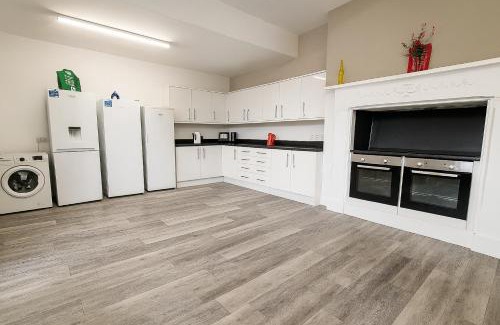 Wakefield Casa | Manygates House by Alt-Stay - Wakefield Budget Friendly Contractor and Relocation Accommodation - Private Room with Parking, Fast Wi Fi, In Room Tea and Coffee, Shared Kitchen, Bathrooms and Lounge - Long Stay Ready with Weekly and Monthly Rates