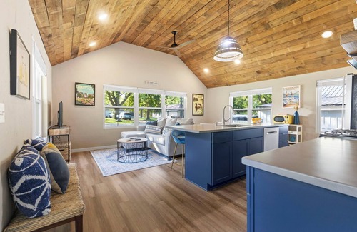 Newville Cabaña | Maple Beach Cottage - Charming 2-bedroom cottage in Edgerton