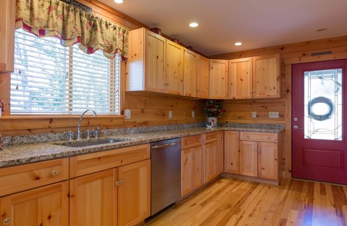 South Casco Cabina | Maple Cove Lodge on Lake Sebago Waterfront!