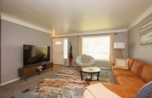 Maple Heights Casa | Maple Heights 3BR Cozy and Spacious