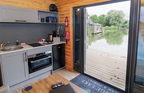 Middleton Cheney Cabaña | MAPLE LODGE AT BRIDGE LAKE FARM & FISHERY in Chacombe