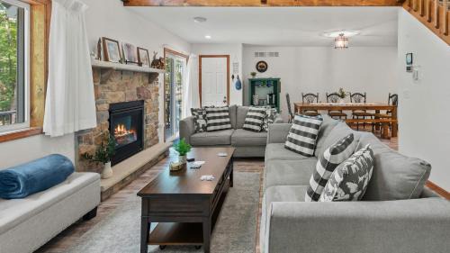 Briar Crest Woods Casa | Maple Oasis by AvantStay Newly Built w Hot Tub Game Room Fire Pit