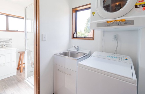 Te Anau Casa | MAPLE TREE COTTAGE - TE ANAU HOLIDAY HOME, pet friendly in Te Anau