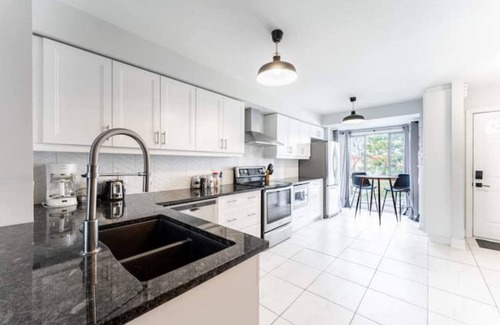Aldershot Casa | Mapleview Burlington Gem-King bed-Stylish Townhome