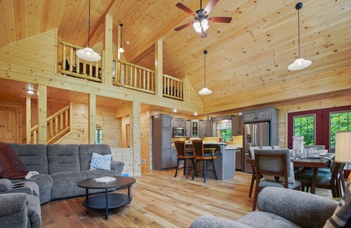 Robertsdale Cabina | Maplewood Haven | HOT TUB, Outdoor TV, Turf + Patio!