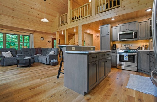 Robertsdale Cabina | Maplewood Haven | HOT TUB, Outdoor TV, Turf + Patio!