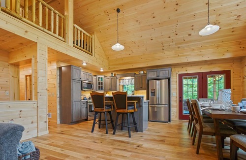 Robertsdale Cabina | Maplewood Haven | HOT TUB, Outdoor TV, Turf + Patio!